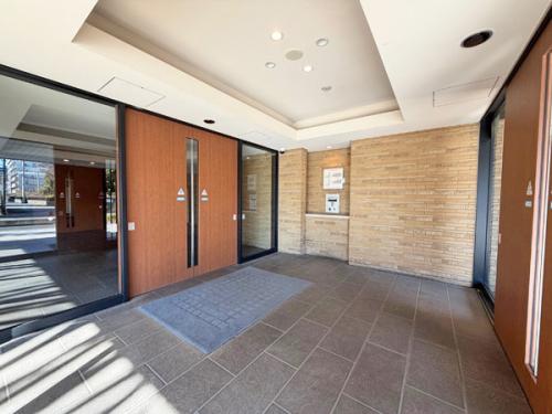 来訪者を確認できるオートロックシステム完備