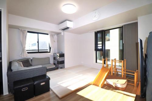 南東側と南西側に窓がある明るいリビングです（現状２LDK）