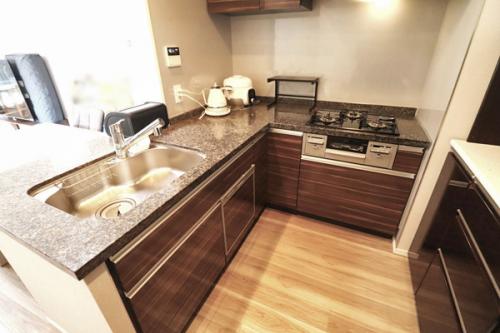 家事の導線が短く使い勝手の良いL字型キッチンです。ビルトイン食洗器付