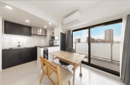 約１３帖のLDKは南西向きのバルコニーに面していて陽当たり良好です。