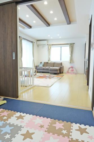 １階約４．５帖の和室から約１７．７帖のＬＤＫに向かって撮影した写真です