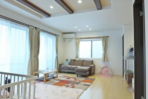 和室から約１７．７帖のＬＤＫを撮影。広い掃出し窓があり明るい室内