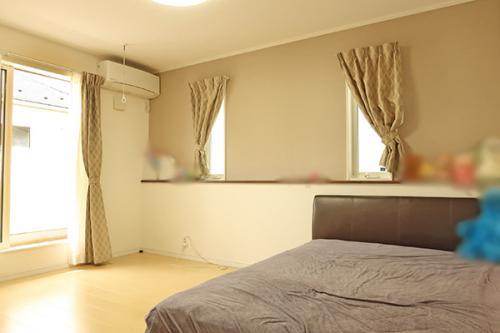 ２階約８．１帖、主寝室、ホール側から撮影しました