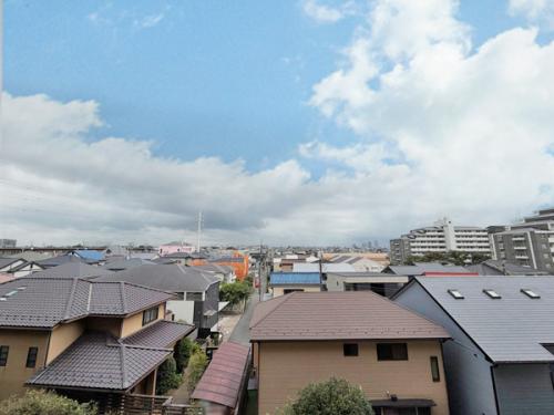 バルコニーからの眺望。前面に高い建物がなく開放感のある眺望です