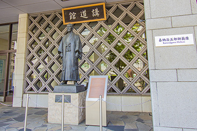 「講道館」本館前の嘉納治五郎の銅像
