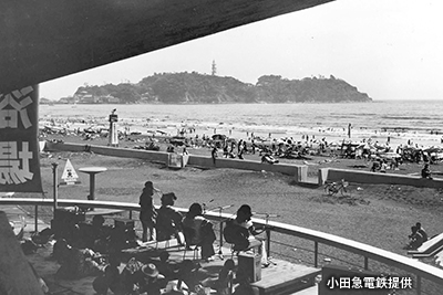 「小田急ビーチハウス」から見た「江の島」