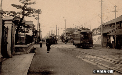 「福岡県庁」前を走る路面電車