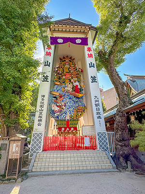 「櫛田神社」の境内の「飾り山笠」