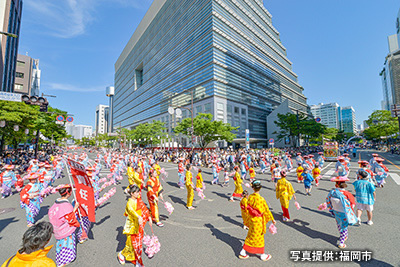 「福岡市役所入口交差点」を行く「どんたくパレード」。