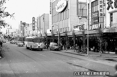 1962（昭和37）年の八日町の商店街