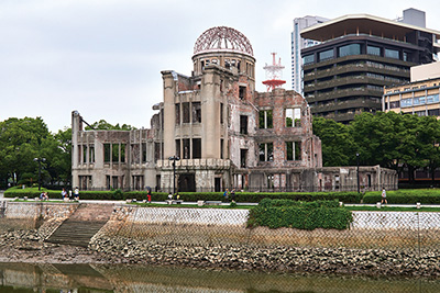 「広島県産業奨励館」は、被爆を伝える「原爆ドーム」に
