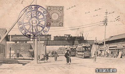 亀沢町で交差する路面電車と高架鉄道