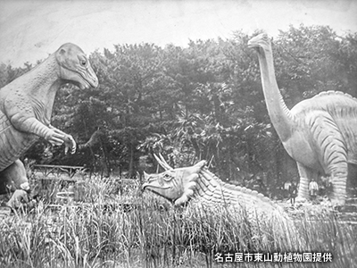 恐竜の等身大コンクリート像
