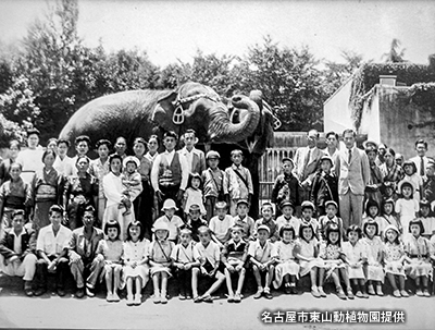 「ゾウ列車」で訪れた子どもたち