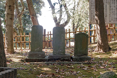 「里見諸士群亡塚」（左）、「里見諸将群霊墓」（中央）、「里見弘次公廟」(右)と三つ並んだ碑