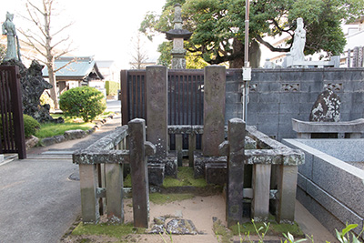 「東昌寺」に建つ八幡で戦死した官軍兵士3名を葬った3基の墓石