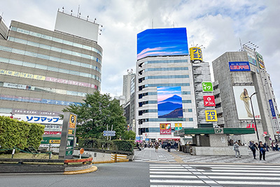 「池袋東口公共地下駐車場」入口付近