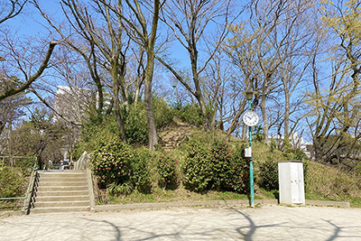 「加賀公園」に残る築山