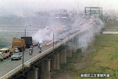 1964（昭和39）年の「東京オリンピック」の聖火リレーが渡る「戸田橋」