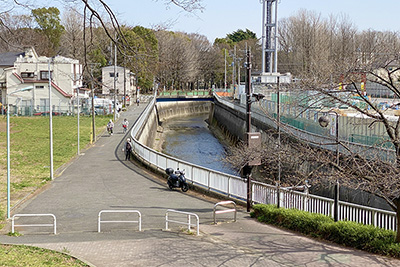 「東京都立城北中央公園」から望む「石神井川」
