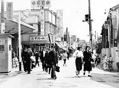1954（昭和29）年の「大山駅」駅前