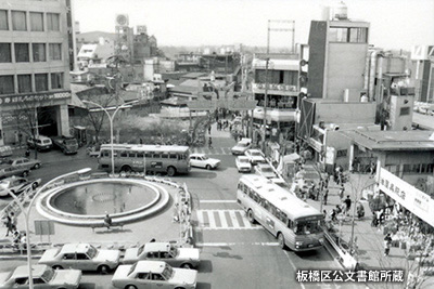 1975（昭和50）年撮影の「成増駅」南口駅前