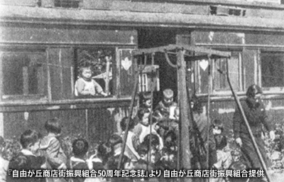 「トモヱ学園」の電車の教室