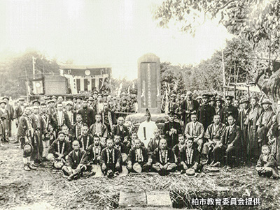 「東葛（共）荷馬車組合創立五周年記念碑」の除幕式