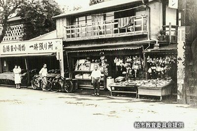 1953（昭和28）年の「柏駅前通り」の商店