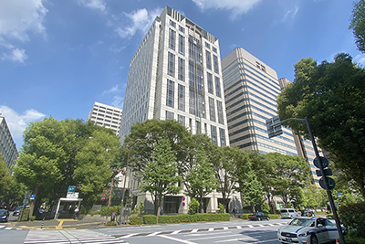 「弁護士会館」と「東京家庭・簡易裁判所合同庁舎」