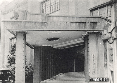 1950年代の「東京都立日比谷高等学校」の玄関