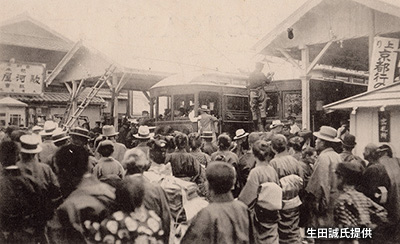 京阪電車「伏見駅」と御陵参拝者の光景（画像は大正期）
