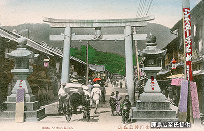「生田神社」の鳥居と参道