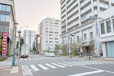 継ぎ目のない6本の列柱が特徴の「三井銀行 神戸支店」
