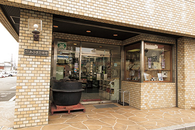 「あぶまた味噌」入口に飾られた味噌工場で使用していた釜