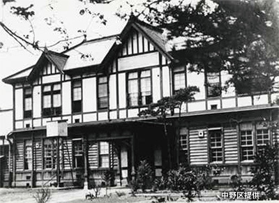 1875年、「宝仙寺」境内に「桃園学校」が開校