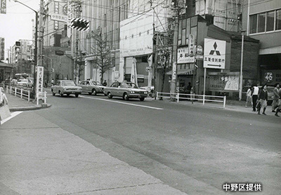 1972（昭和47）年、新館を建設中の「丸井」