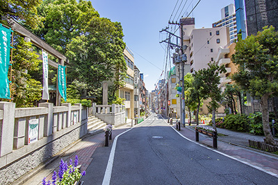 現在の「東京大神宮」前の街並み