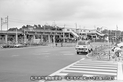 1977（昭和52）年の「新松戸駅」付近