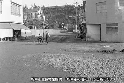 1953（昭和28）年撮影の「松戸駅」東口