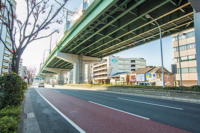 頭上に「名古屋高速都心環状線」が通る