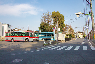 「砧本村駅」跡地のバス待合所