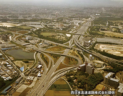 名神・近畿・中国の高速道路を結ぶ「吹田JCT」