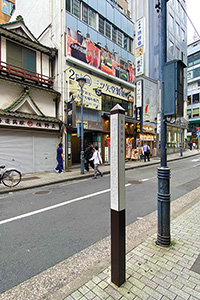 渋谷区道玄坂に建つ「東京新詩社跡」の案内柱