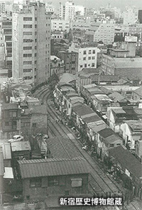 1968（昭和43）年の様子。中央に見える都電の専用軌道の右側に広がるのが「ゴールデン街」