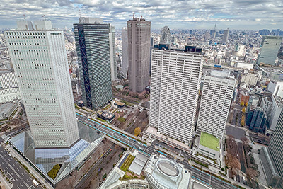 西新宿初の高層ビルとして完成した「京王プラザホテル」