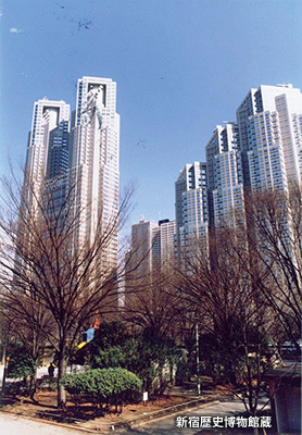 「都庁」の移転によって、新宿が都政の中心に