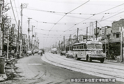 1960（昭和35）年撮影の「早稲田通り」を走るボンネットバス