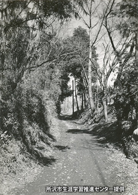 1967（昭和42）年撮影の「長久寺」の西側を通る旧「鎌倉街道」