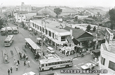 1974（昭和49）年撮影の「所沢駅」西側